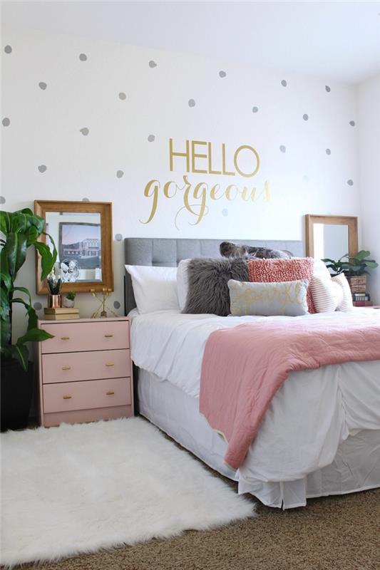 balti sienų dažai, rožinė komoda, auksiniai rėmo dažai, raštas ant sienos, minkštos pagalvėlės