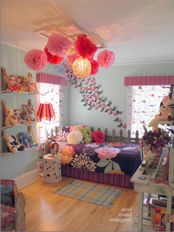 tavanlarda çiçekler ve turkuaz duvar ile renkli küçük kızın yatak odası