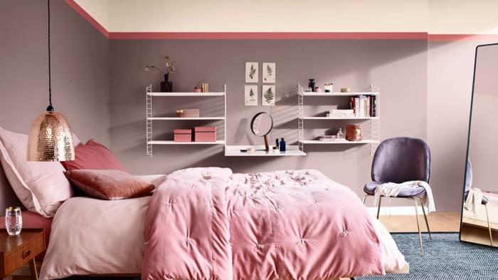 mažos baltos lentynos romantiškame miegamajame, rožinės sienos, rožinė patalynė, varinė pakabinama lempa, mėlynas kilimas