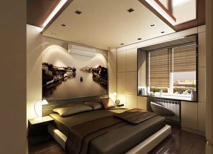 velika osvetljena fotografija v glavni spalnici, lesena tla, spuščeni strop