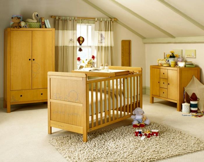 otroška-spalnica-podstrešje-postavitev-otroška postelja-v-svetlem-lesu-opremljena-podstrešje