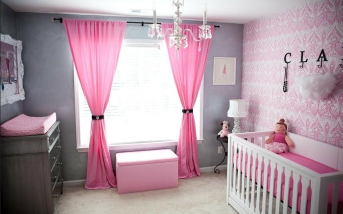 vaikų kambarys rožinės ir pilkos spalvos, rožinės užuolaidos, geometrinės tapetos-taburetė-žaislų dėžutė