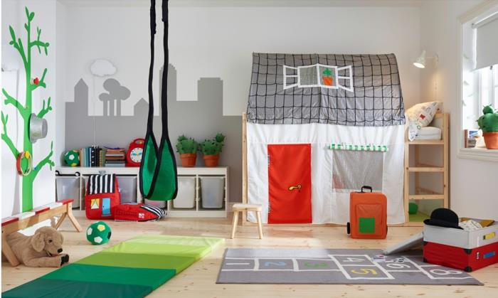 montessori kulübe yatağı, gri, kırmızı, beyaz ve yeşil kumaş ev, beyaz duvarlar ve duvara boyanmış yeşil ağaç, montessori mobilyaları