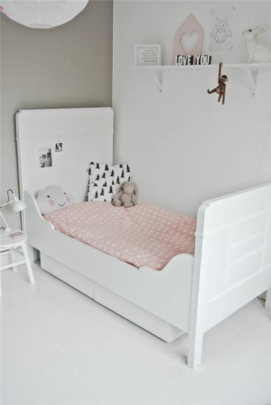 otroška soba-bela-bela-bež-stene-postelja-otroška soba-bela-tla-postelja-otroška soba