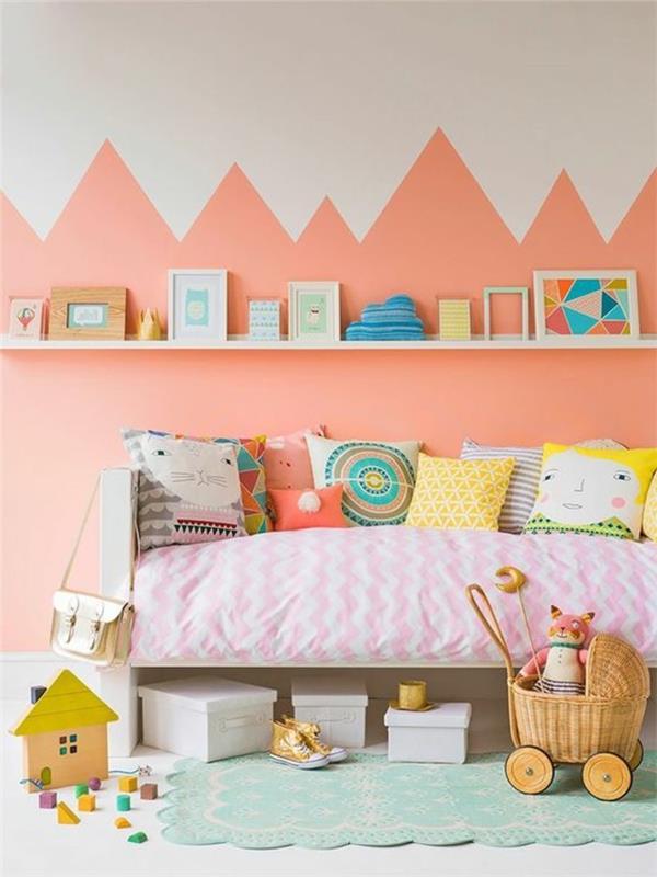 otroška soba-belo-roza-stene-igrače-otroška posteljica-bela-in-roza-stena-otroška soba