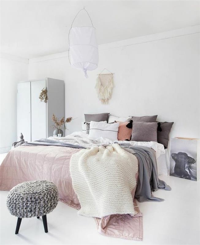 miegamasis-skandinaviškai-dvasia-lovos užtiesalai-rožinė-pilka-balta-skandinaviški baldai-balta-drabužių spinta ir pilka kėdė