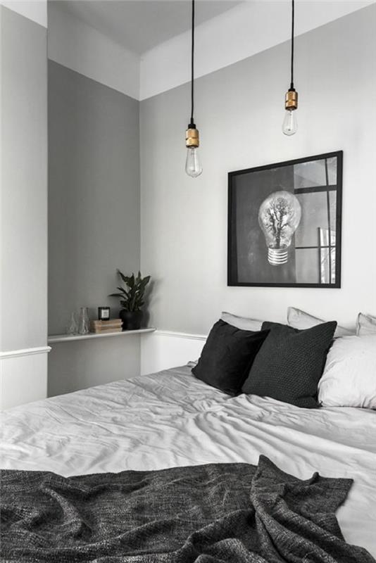 Skandinaviškas juodai baltas miegamasis, pakabinamos lemputės, meninė tapyba, maža sieninė lentyna