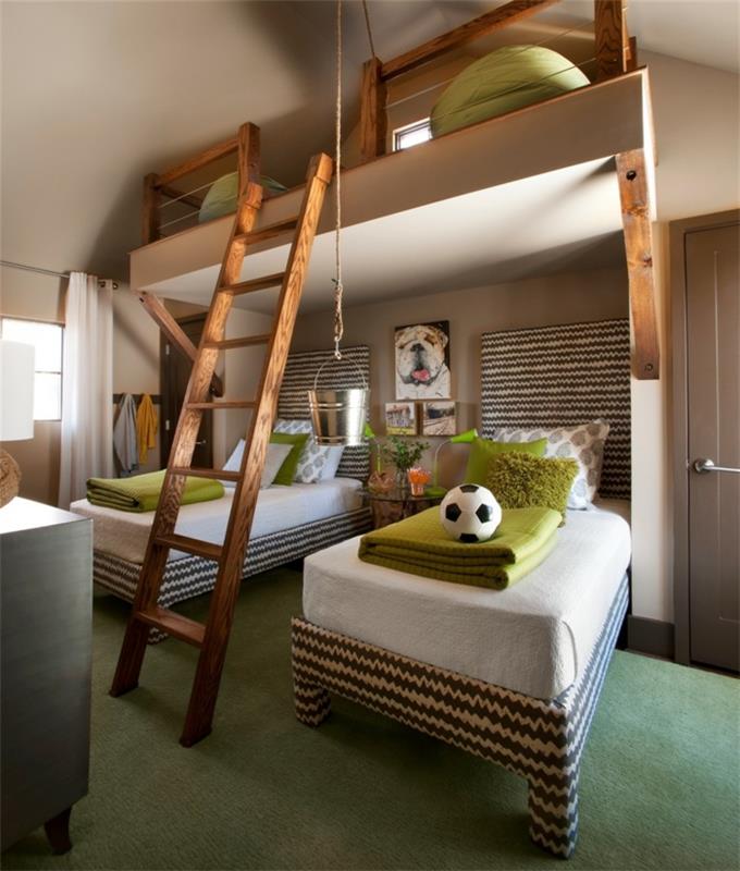tapybos vaikų kambarys, medinės kopėčios, dvi lovos ant grindų ir dvi lovos po lubomis, žalias kilimas