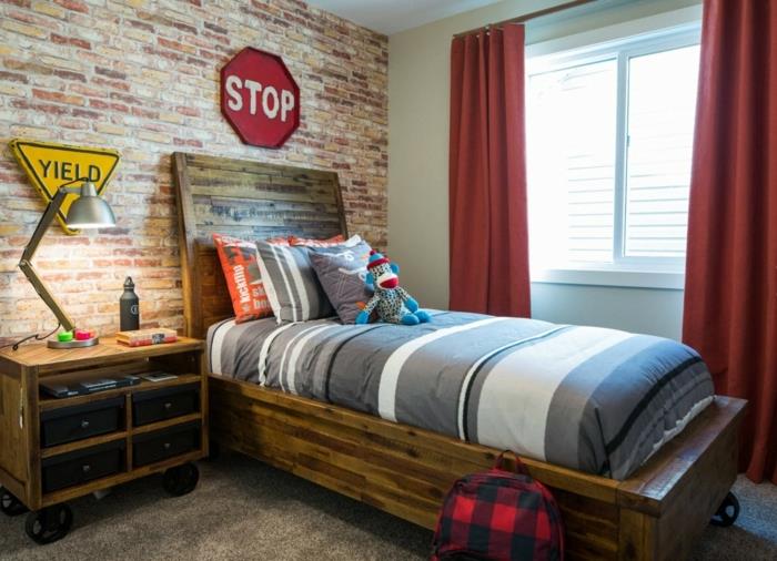 fantovska soba v industrijskem slogu, nočna omarica na kolesih, lesena postelja, rdeče zavese, opečna stena
