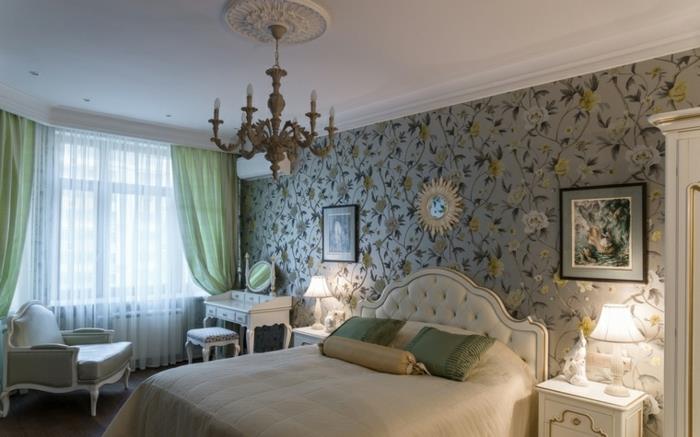 lüks yatak odası, krem ​​yatak, rahat koltuk, küçük barok masa, barok avize