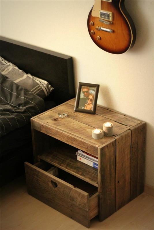 spintelė kaip naktinis stalas, gitara pakabinta ant sienos, sumanus daiktadėžė