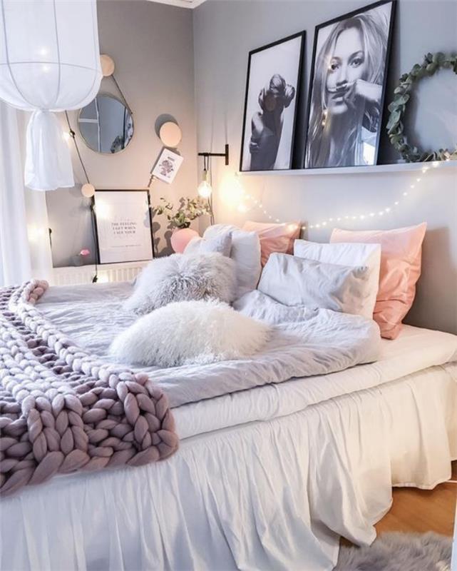 čarobna spalnica z ikreno, sivo -belo posteljnino in vijolično debelo mrežico, črno -bela dekoracija sten za fotografije, bela viseča svetilka