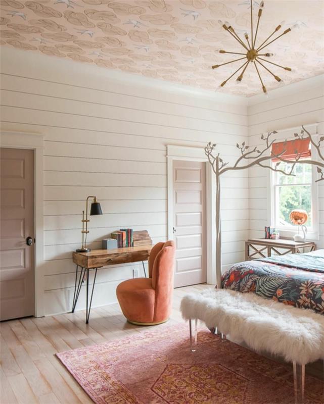 jaukus baltos ir rožinės spalvos dekoravimo stilius, miegamojo deko, nedidelis pramoninis stalas, rožinis aksominis fotelis