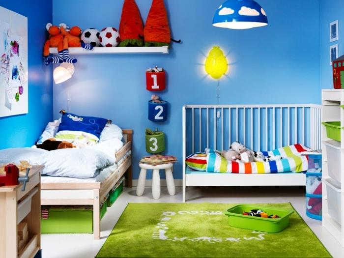 vaikų darželis, geltona sieninė lempa, balta sieninė lentyna, mėlyni dažai
