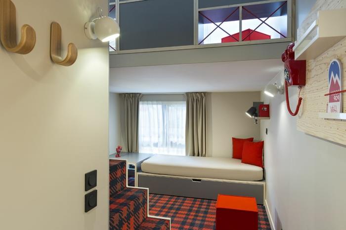 miegamasis su mezoninu, vaikų kambarys dviem lygiais, raudonas ir mėlynas kvadratinis kilimas
