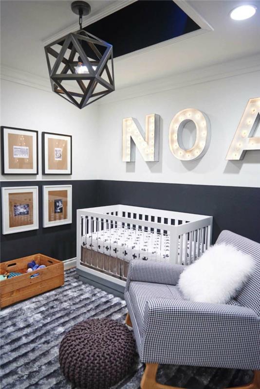 vaikų kambarys, pilkas fotelis ir balta pagalvėlė, šviesiai pilkos sienos, geometriškai kiliminė pilka lubų lempa