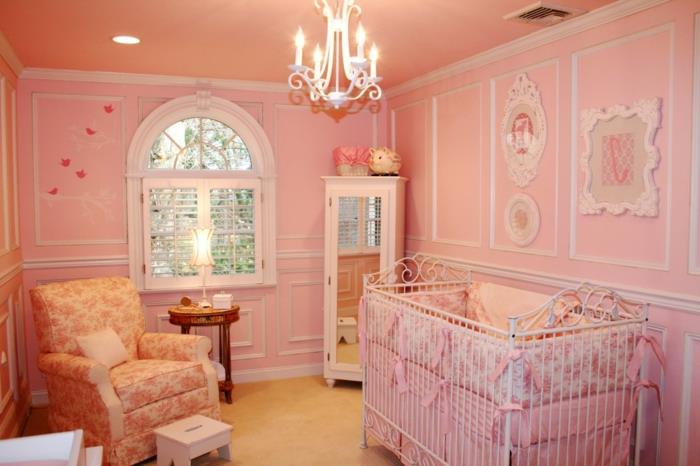 rožinis vaikų kambarys, gėlių dizaino fotelis, arkinis langas, baltos sienos frizai