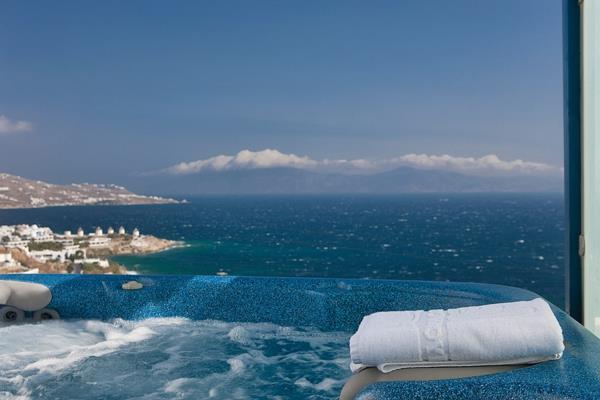 Mykonos'ta jakuzili otel odası