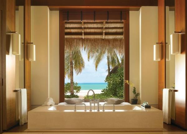 Maldivler'de jakuzili otel odası