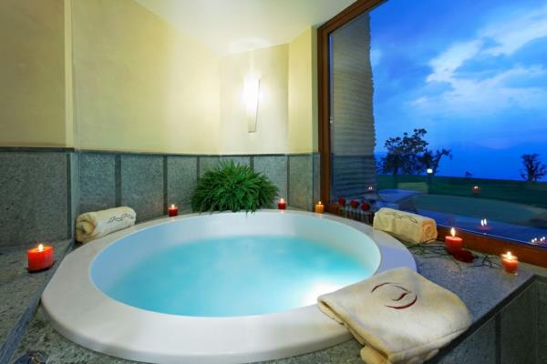 otel odası jakuzili-kapalı havuz-pencereye yakın