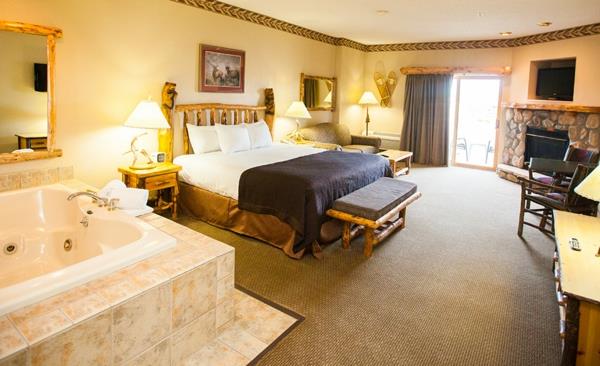jakuzili ve şömineli otel odası
