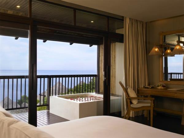 jakuzili ve teraslı otel odası