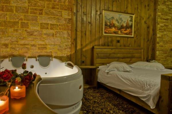 otel odası jakuzili-ahşap ve taş-uyumlu-iç-iç