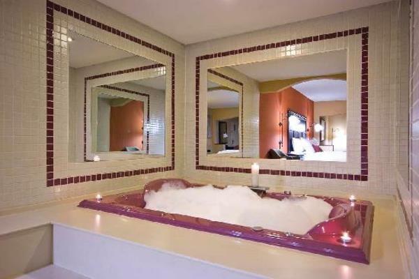 jakuzili-jakuzili-ve-iki-büyük-aynalı otel odası