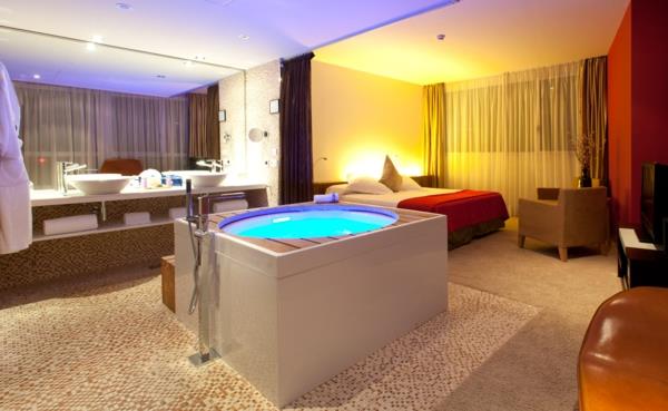 jakuzili-banyo-yatak odalı otel odası