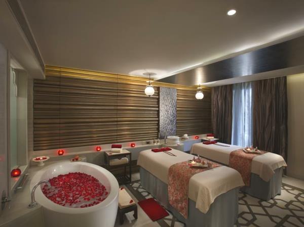 Hindistan'da jakuzili otel odası