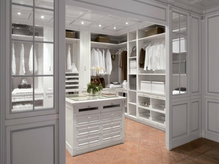 beyaz orta adalı giyinme odası, asma tavanda gömme aydınlatma