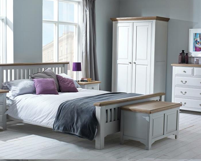 balta drabužių spinta ir balta komoda, miegamoji sofa su saugykla; medinės lentos ant grindų