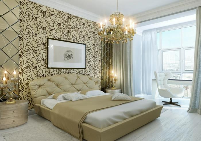 suaugusiųjų miegamojo dekoro idėja barokiniai tapetai, kutaus lubų lempa, lova ir galvūgalis kreminės spalvos, led žvakidė