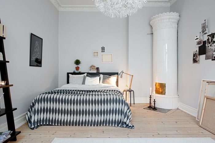 baltas miegamojo dekoras, skandinaviškas miegamasis, balta viryklė, medinės lentos, dekoratyvios kaimiškos kopėčios