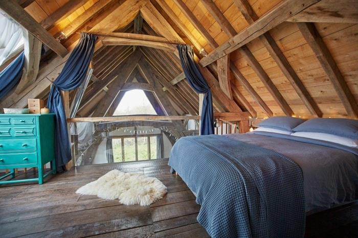 tarpinis miegamasis, medinis stogas, papildomos grindys iš medinių lentų