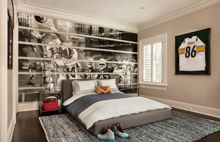 črno -beli stenski plakat, barva spalnice taupe boy, siva postelja na tleh, minimalistične nočne omarice