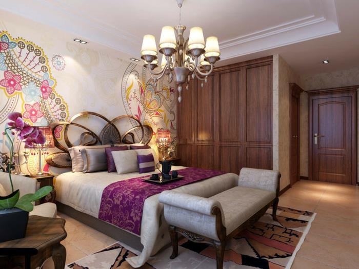 Zen spalnica z baročno stropno svetilko, bela stena z orientalskimi motivi, lesena omara