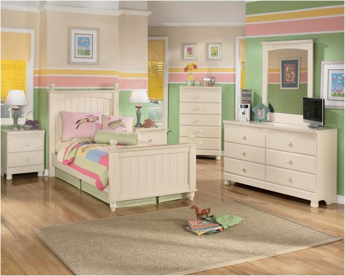 dekor spalnice najstnice, kako okrasiti svojo spalnico v pastelnih barvah, zeleni, roza in rumeni, tri slike v pastelnih tonih, bež pravokotna preproga, pohištvo v slonokoščeni in vintage stilu