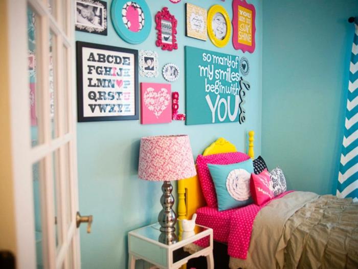 spalnica dekleta ikea, spalnica najstnice, pastelno modre stene, okrasne plošče in slike na steni nad posteljo, pastelno modre in bele črtaste zavese