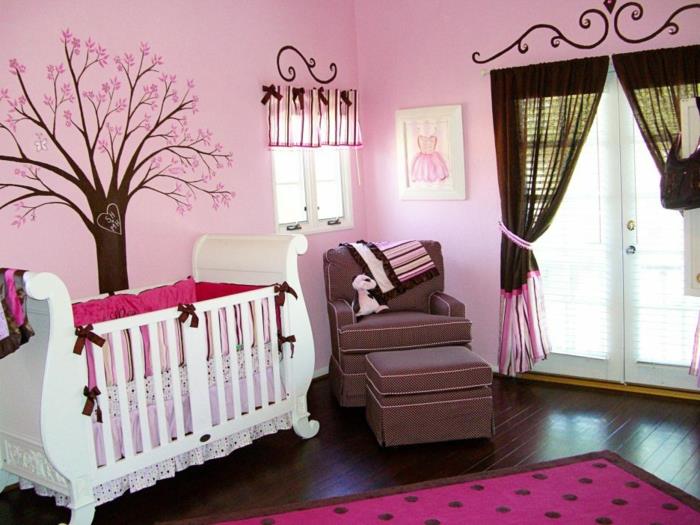 kūdikio kambarys, purpurinis kilimas, rudas fotelis, rožinė sienų tapyba