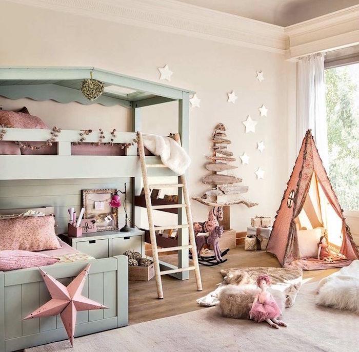 Pastel yeşil ahşap ranzalar ve tipi ile eksiksiz çocuk yatak odası, İskandinav çocuk odası