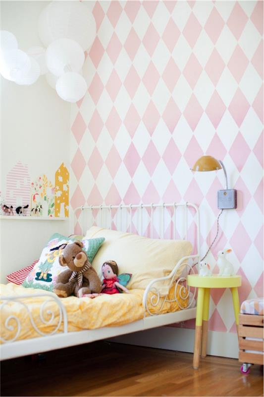 beyaz metal yatak ile pembe ve beyaz duvar kağıdı ile kreş dekor kız