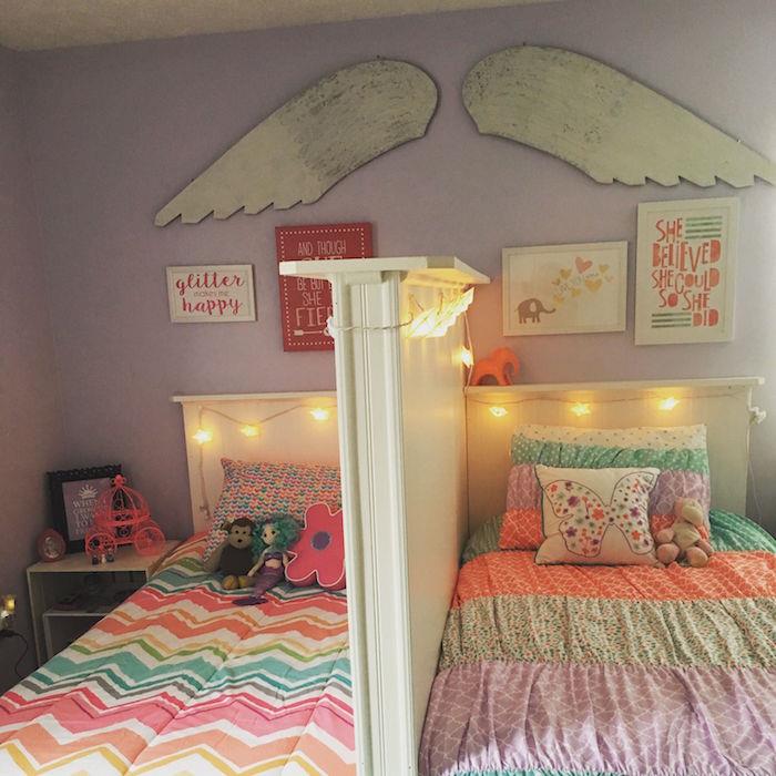 Erkek ve kız kardeşler için yatak ayırmalı çocuk yatak odası düzeni