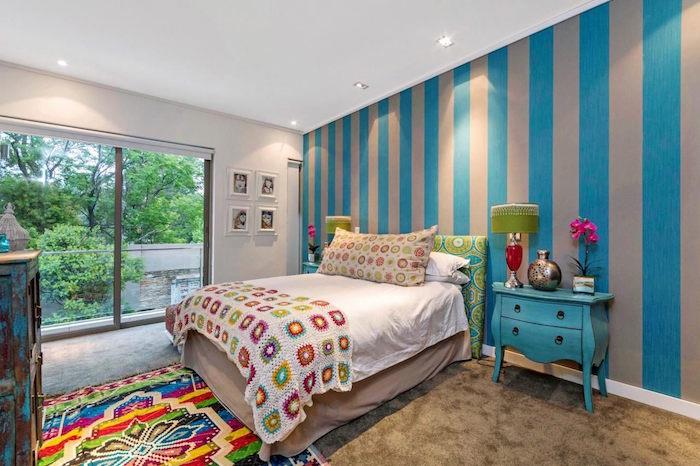 Cumbalı, gri ve mavi döşemeli ve renkli peru kilimli büyük çocuk odası