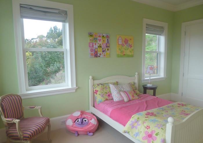 hafif fıstık yeşili yatak odası dekoru ve küçük kız için pembe çarşaflar