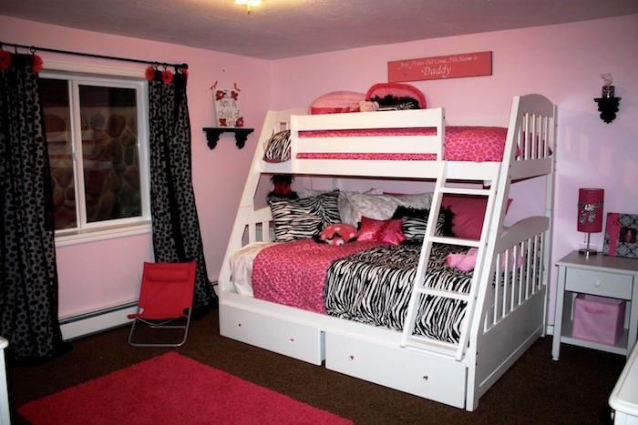 beyaz ranza ve pembe duvarlar ile kız çocuk yatak odası için boya rengi