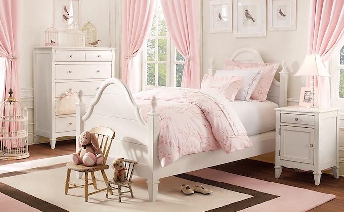 klasik retro mobilya ile soluk pembe ve beyaz küçük prenses yatak odası