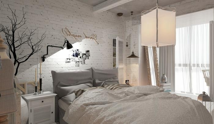 pagrindinio miegamojo dekoras, balta plytų siena, dekoratyvinis medis, pramoninė sieninė šviesa, balta lova