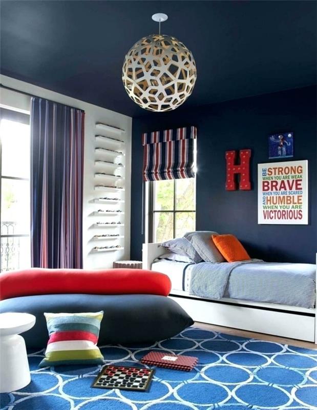 berniuko miegamojo dažai, mėlynas kilimas, minkšta sėdynė, apvali lubų lempa, tamsiai mėlynos sienos