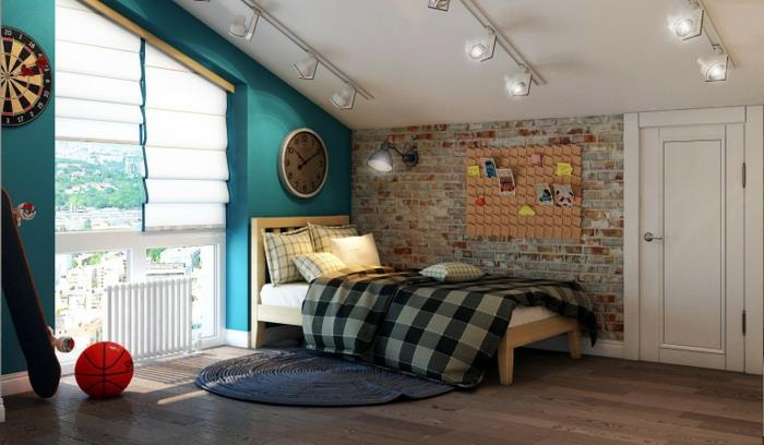 paauglių berniuko kambario dekoras, mėlyna siena, mėlynas kilimas, plytų siena, nuožulnios lubos, medinės grindys, paauglių berniuko kambarys